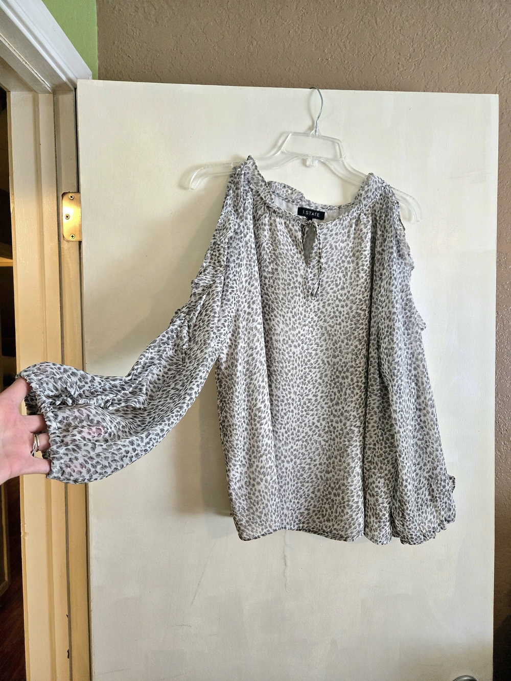 State Spotted Cold-Shoulder Blouse in Light Gray